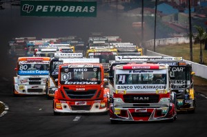 Largada no Autódromo Internacional Ayrton Senna de Londrina. 