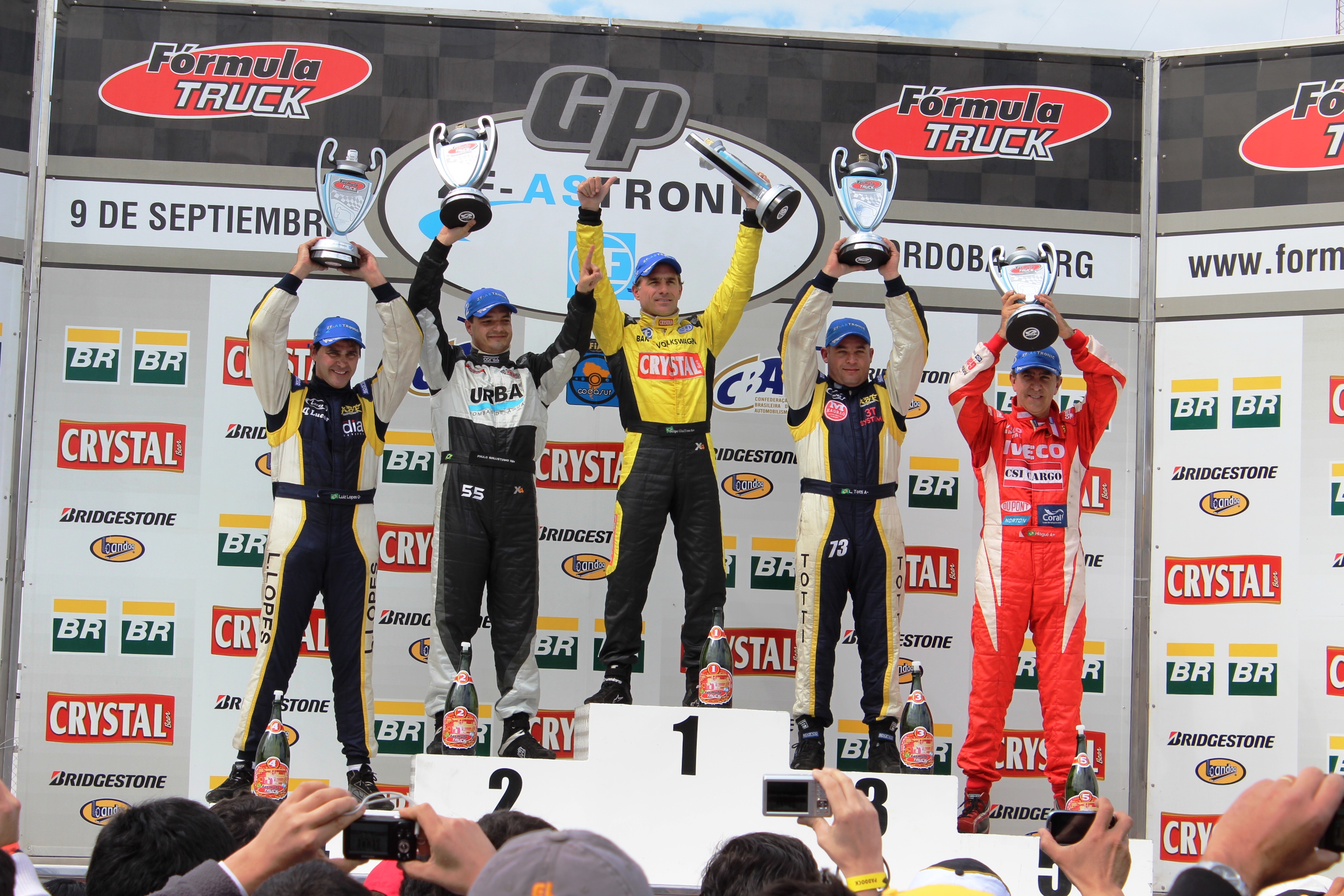 Felipe Giaffone levanta a taça e Leandro Totti leva o campeonato Sul-Americano de Fórmula Truck.