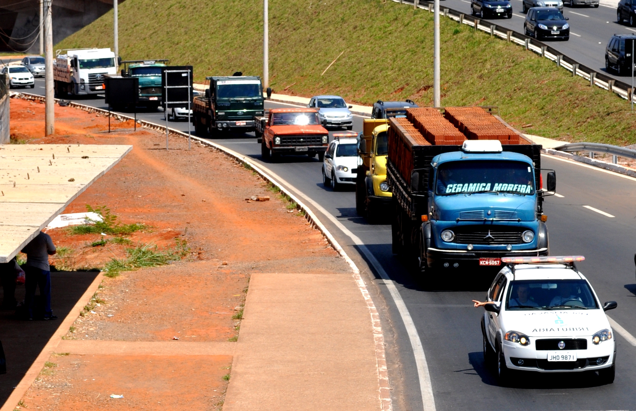 Fazenda do DF realiza ação contra transporte ilegal de cargas na BR-040