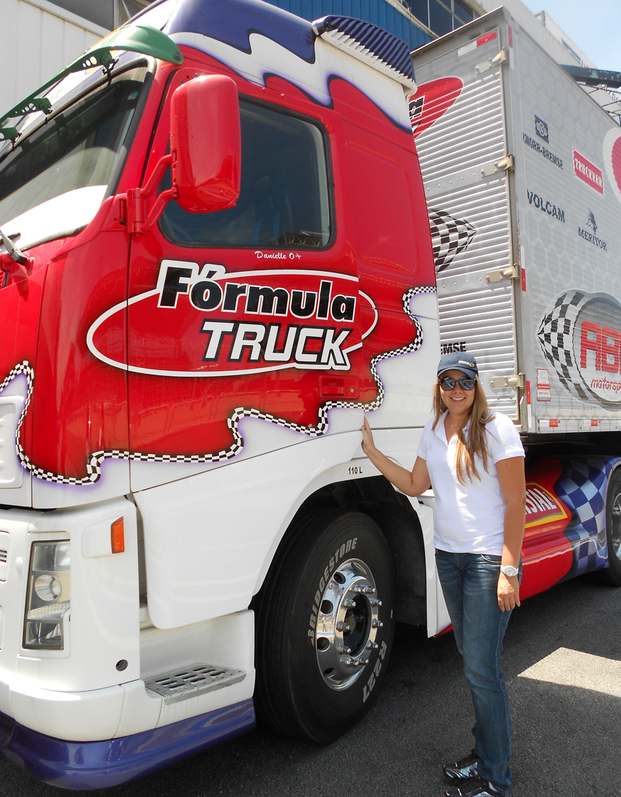 Caminhoneira Tânia Rampim, realiza sonho de conhecer a Fórmula Truck