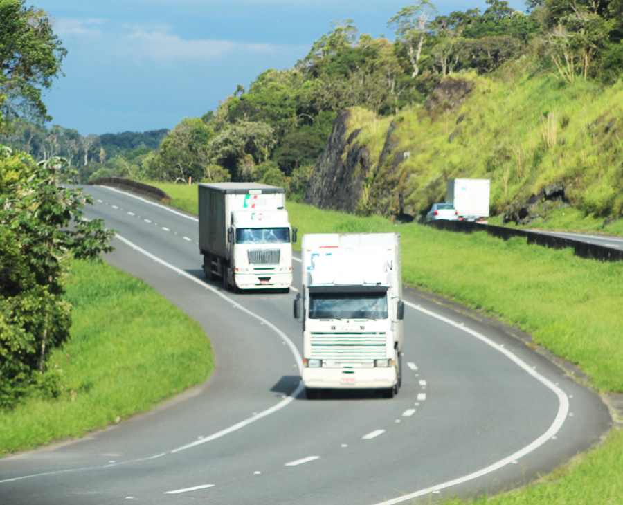 Transporte de cargas enfrenta falta de 100 mil caminhoneiros