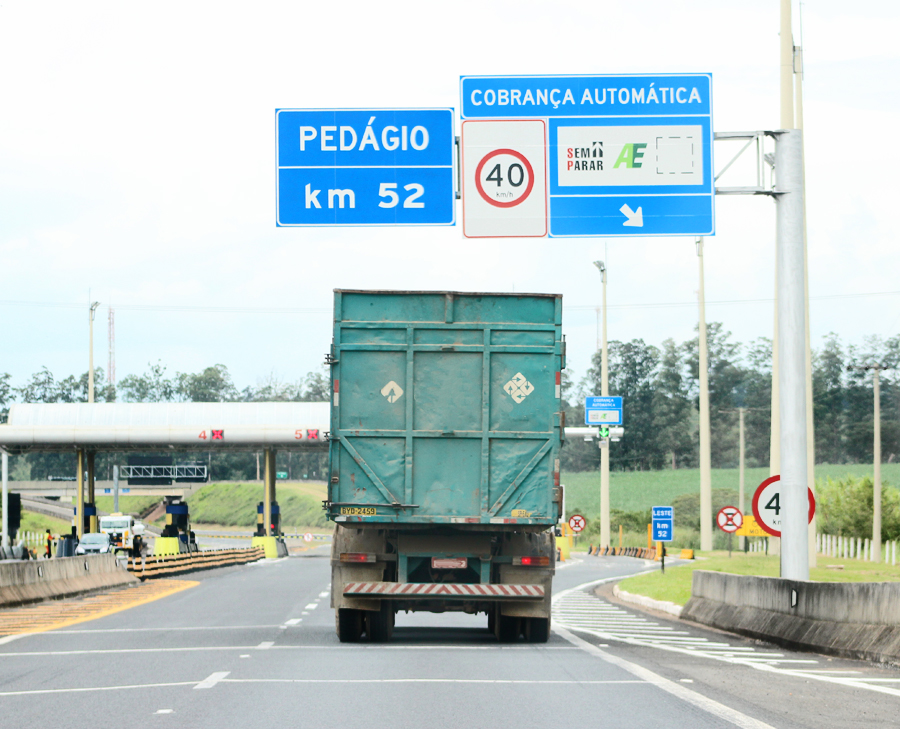 CAMINHÕES PAGAM PEDÁGIO POR EIXO SUSPENSO A PARTIR DE DOMINGO EM SP