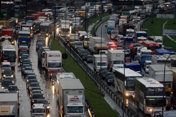 Caminhoneiros paralisam centro de Buenos Aires em manifestação contra governo