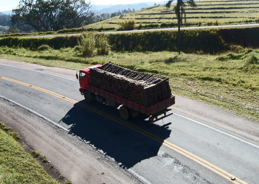 Contran vai multar caminhões de carga sem lonas ou telas em R$ 127