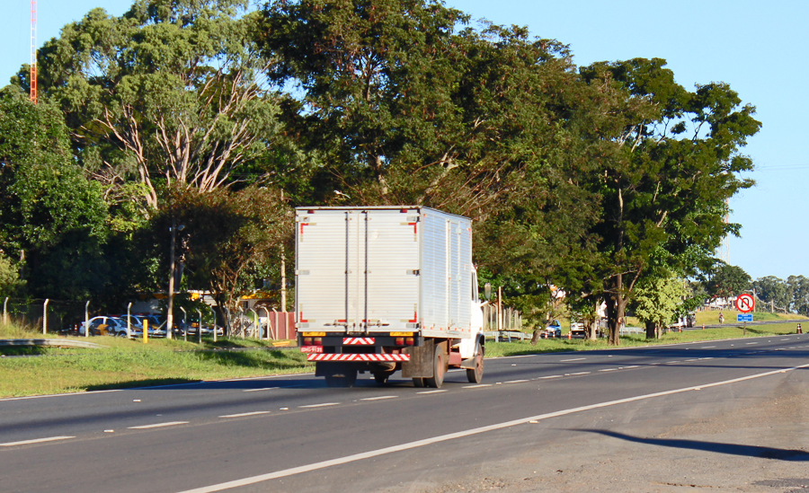 Caminhões poderão ter equipamento sonoro para marcha à ré