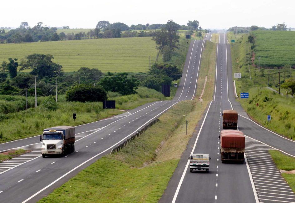 Projeto obriga motorista a usar farol baixo aceso durante o dia em rodovias