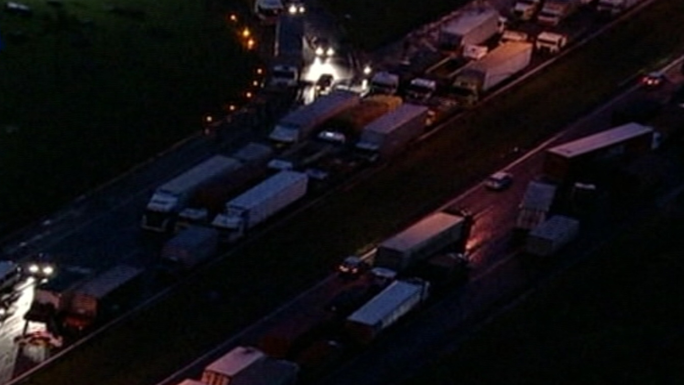 Caminhoneiros bloqueiam Castello Branco na Grande SP