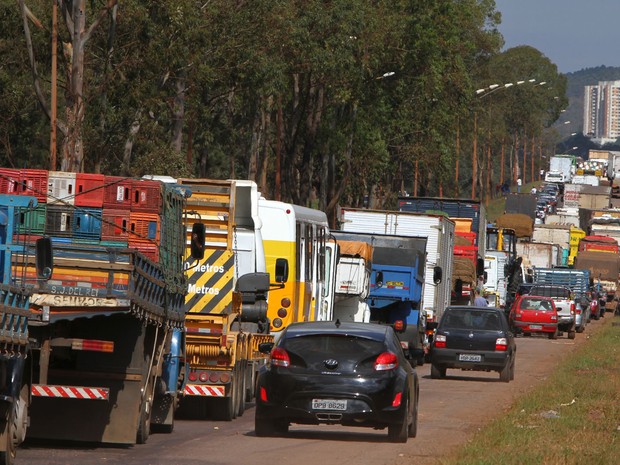 Caminhoneiros seguem com bloqueios em rodovias de MG