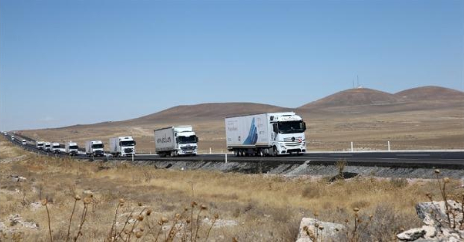 Caminhões Mercedes-Benz levam suprimentos para refugiados da Síria