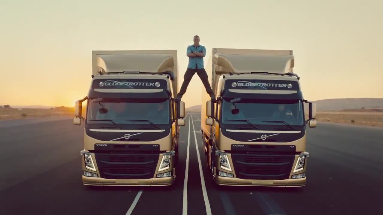 Volvo convida Van Damme para testar estabilidade do caminhão FM