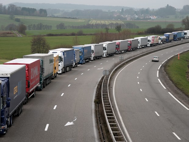 Caminhoneiros franceses bloqueiam estradas contra ‘ecotaxa’