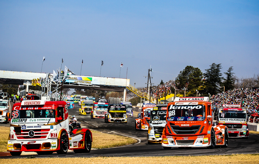 BRIDGESTONE OFERECE AOS CLIENTES EXPERIÊNCIA DE PARTICIPAREM DA FÓRMULA TRUCK NA ÚLTIMA PROVA DE 2013