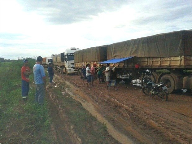 Caminhoneiros estão parados em atoleiros de rodovia em MT
