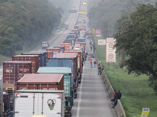 Governo quer usar terreno para evitar fila de caminhão em direção a porto
