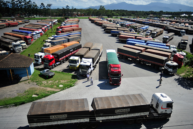 Polícia inicia operação para evitar saque a caminhões em Paranaguá