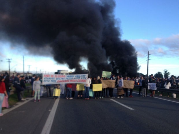 Moradores protestam no Paraná contra acidentes e fecham a BR-277