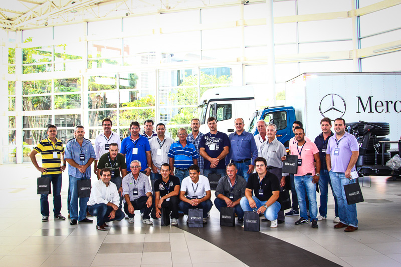 Colaboradores e parceiros da Comercial Davoli de Jaú conhecem a fábrica da Mercedes-Benz