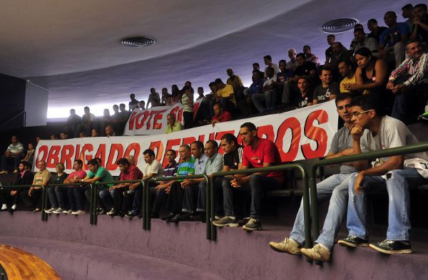 Grupo que acompanhava votação na Câmara é flagrado recebendo dinheiro