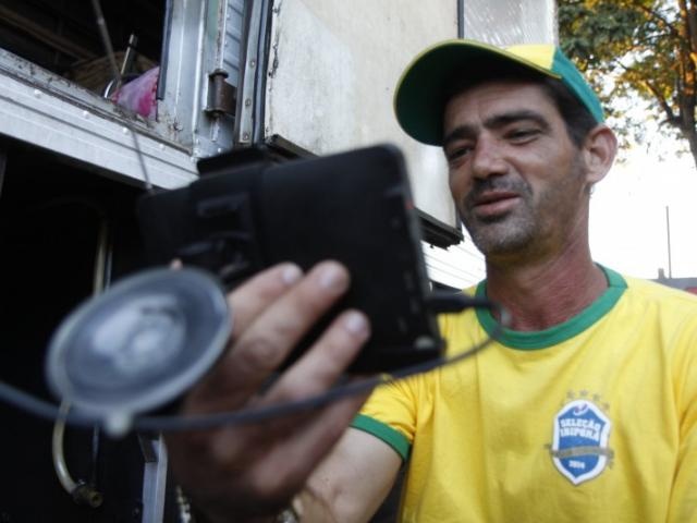 Parceiros de estradas, caminhoneiros se juntam na hora do jogo e formam torcida