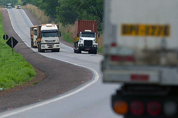 Vai pegar a estrada? Saiba conviver com caminhões e ônibus