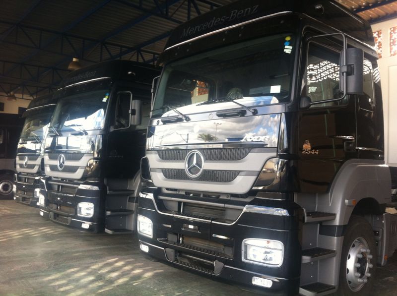 Irmãos Davoli entrega lote de caminhões Mercedes-Benz para a LZN Logística