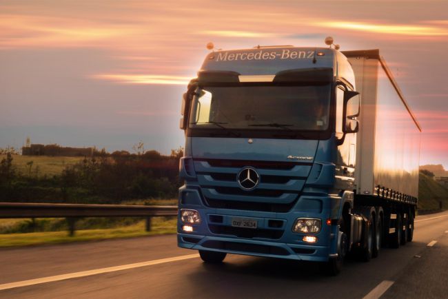 Caminhões da Mercedes-Benz asseguram alta produtividade no transporte e logística