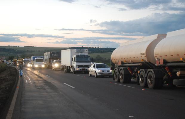 Motoristas poderão ser obrigados a acender faróis durante o dia nas rodovias.