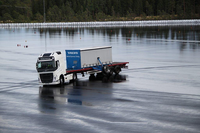 Grupo Volvo desenvolve sistema de segurança na pista de testes mais avançada do mundo