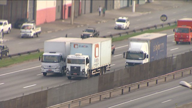 Caminhoneiros reclamam do valor do frete e dos pedágios.