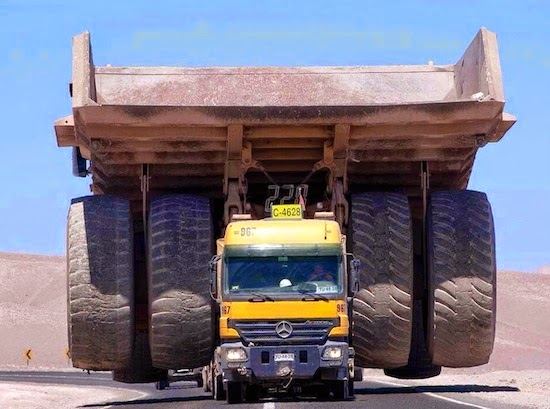 Confira como é o transporte de um dos maiores caminhões do mundo [vídeo]