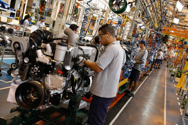 Pioneirismo da Mercedes-Benz com a introdução e evolução do diesel no Brasil é destaque no Fórum SAE