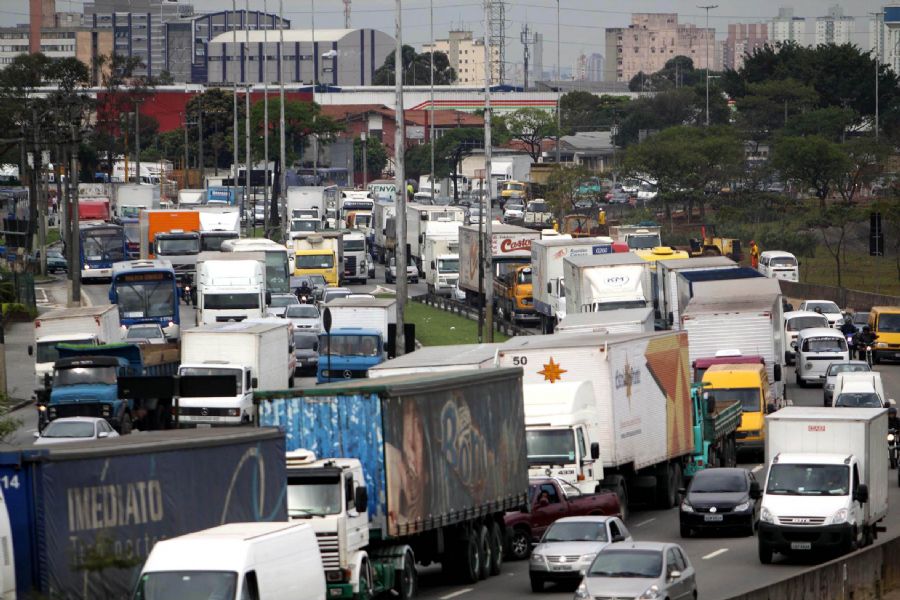 Medidas para melhorar o transporte de cargas nas cidades são propostas em estudo