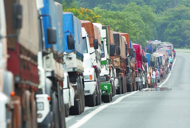 Governo desenvolve projeto para organizar fluxo de caminhões em grandes portos