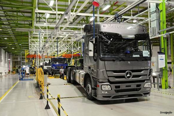 Mercedes espera dificuldades nas vendas de caminhões em 2015