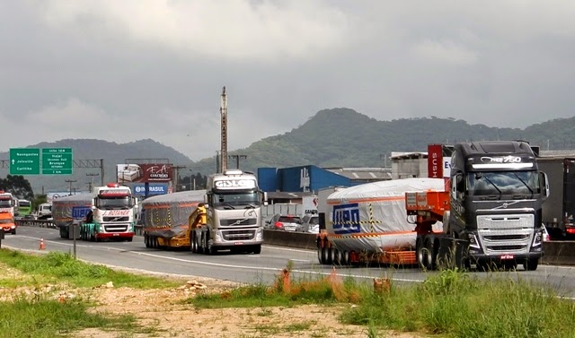 Caminhão mais potente do mundo faz primeiro transporte especial