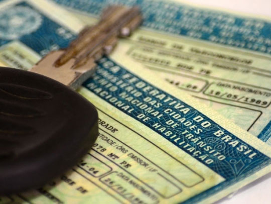 Motorista que esquecer carteira de habilitação poderá não ser multado