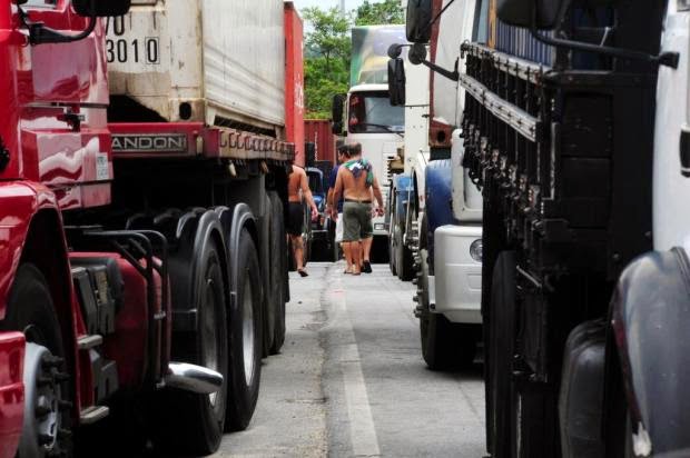 Caminhoneiros recebem doações de alimentos e ajuda para tomar banho