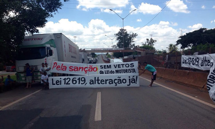 GREVE – Caminhoneiros bloqueiam BR-381 em Oliveira