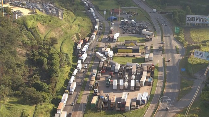 Fernão Dias continua bloqueada por ato de caminhoneiros