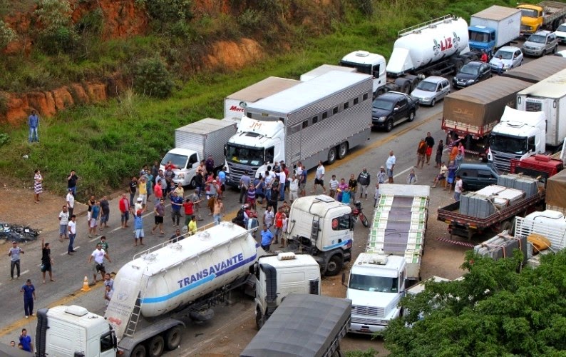 BR-381 é interditada por caminhoneiros em protesto contra o valor dos combustíveis