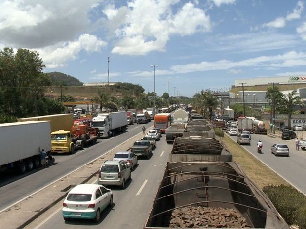 Protesto de caminhoneiros interdita trechos da BR-101, no ES