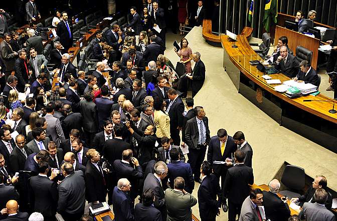 Deputados mantêm jornada máxima de motoristas profissionais em 12 horas