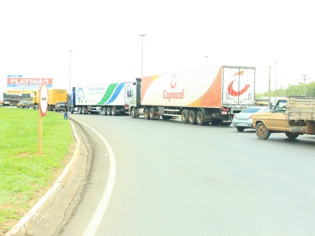 Caminhoneiros fazem protesto e interditam rodovia em Campo Grande