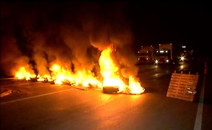 Protesto de caminhoneiros interdita a BR-101 em Atílio Vivácqua, ES