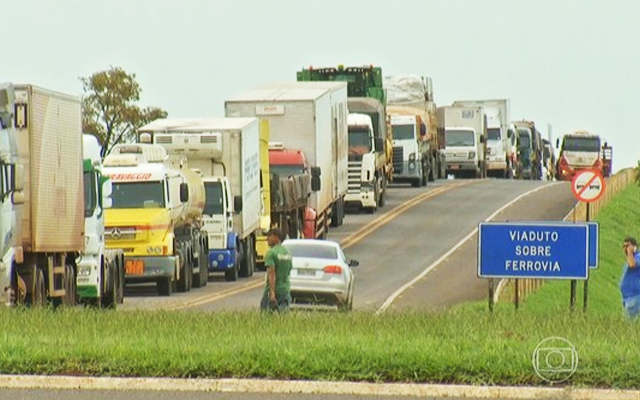 Governo debate alternativas para pôr fim a protestos de caminhoneiros