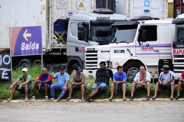 Caminhoneiros mantêm trégua, mas não descartam retomar greve