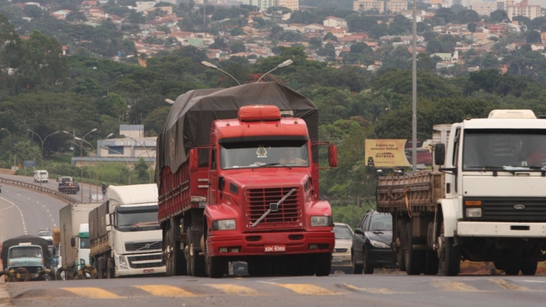 PRF define calendário restringindo tráfego de caminhões em rodovias federais durante feriados