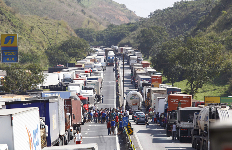 Caminhoneiros apontam tendência de novas paralisações