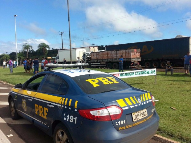 Caminhoneiros protestam no Paraná para exigir valor mínimo de fretes