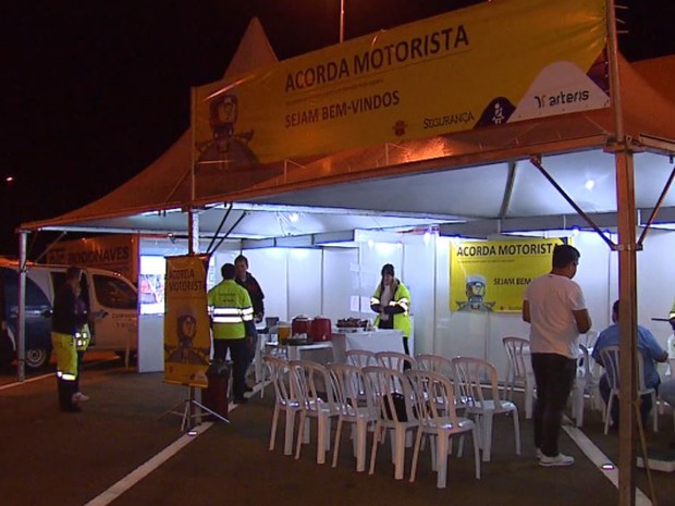 Campanha na rodovia SP-310 ajuda caminhoneiros a prevenir acidentes